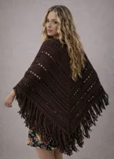 Ruana tejida en crochet color marrón, con diseño de punto calado y terminación de flecos en todo el borde inferior.