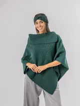 Poncho de tejido texturizado en color marrón chocolate, con cuello amplio y diseño asimétrico.