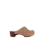 Suecos color nude con base de madera clara y detalle de tachas plateadas.