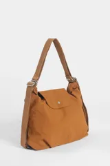 Bolso hobo marrón tostado que se puede usar como mochila, confeccionado en 100% poliéster. Cuenta con solapa frontal con botón a presión, correa ajustable y herrajes metálicos plateados.