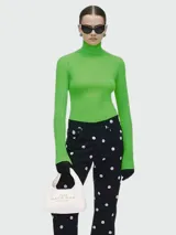 Cartera tipo hobo de Marc Jacobs, modelo The Mini Sac Bag, en color blanco. Presenta un diseño minimalista y compacto con el logo de la marca estampado en el frente.