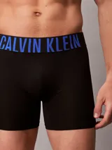 Pack de tres bóxers negros Calvin Klein de microfibra con cinturilla elástica con el logo de la marca en blanco, gris y azul.