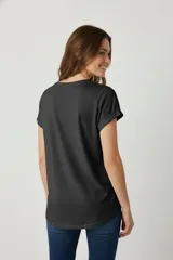 Remera de algodón con efecto lavado, corte holgado y cuello redondo a la base.