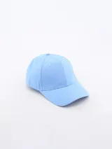 Gorra tipo baseball de color celeste, con diseño clásico de seis paneles y visera curva.