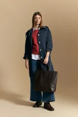 Sweater color crema con mangas abullonadas y puños elastizados. Presenta una textura tejida en relieve con patrón de ladrillos en el cuerpo y rayas horizontales en las mangas.