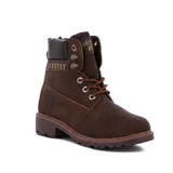 Bota acordonada de caña baja color marrón, con suela track y detalles de costuras.