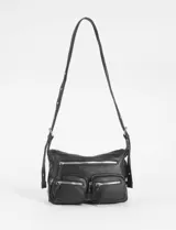 Bandolera de cuero sintético negro con textura granulada, cuenta con dos bolsillos frontales con cierre, un compartimento principal con cierre y correa larga ajustable.