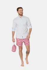 Short de baño celeste con estampado floral blanco, cintura con elástico y cordón regulable, bolsillos laterales y suspensor de malla fina.