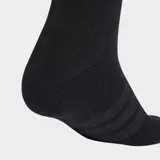 Pack de tres pares de medias Adidas de media caña con amortiguación en la plantilla y refuerzo en el arco plantar. Incluye un par gris, uno blanco y uno negro, cada uno con el logo de la marca bordado.