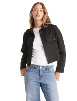 Chaqueta de estilo camisero confeccionada en tejido tipo suede, con cuello clásico, cierre frontal mediante botones a presión y bolsillos aplicados en el pecho. Presenta mangas largas con puños ajustables.
