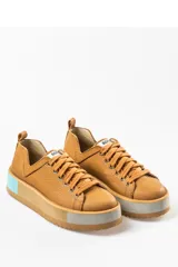 Zapatillas deportivas color marrón con cordones, suela gruesa con detalles en celeste y gris.