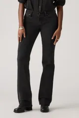 Pantalón jean de corte bootcut, color negro con efecto gastado, tiro súper bajo y cierre frontal con botón y cremallera.