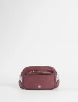 Cartera bandolera de cuero vegano color bordó, con diseño compacto, bolsillo frontal con cierre y correa ajustable extraíble.