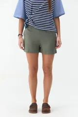 Short azul marino de corte clásico con cintura elástica fruncida y bolsillos laterales.