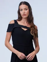 Enterito largo negro de seda fría, marca RM Richards. Presenta escote asimétrico y mangas cortas con detalle de brillos. Espalda con abertura central y cierre invisible.