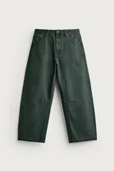 Pantalón barrel fit de mezclilla color verde militar, con efecto lavado, cinco bolsillos, cierre frontal con cremallera y botón, y detalle de pinzas en las rodillas.