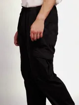 Pantalon tipo jogger cargo color tostado, con cintura elástica ajustable mediante cordón, bolsillos laterales con solapa y puños elásticos en los tobillos.