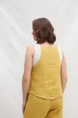 Top negro de lino con breteles anchos color camel y ruedo con costura a contratono.