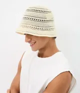 Sombrero tipo bucket de ganchillo color beige, con diseño calado y estructura firme.