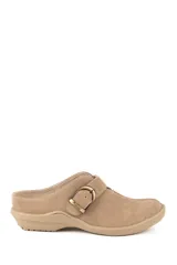 Zueco de cuero gamuza color tostado con tira y hebilla metálica ajustable en el lateral. Suela de goma al tono.