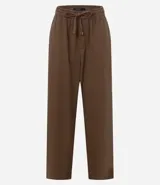 Pantalón recto cropped de cintura alta, color marrón, confeccionado en sarga ligera, con cintura elástica con lazo, bolsillos delanteros y traseros.