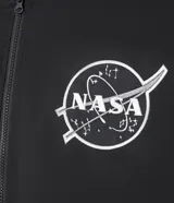 Campera tipo bomber color negro, con cierre frontal, cuello, puños y ruedo acanalados. Presenta parches bordados en el pecho con la bandera de Estados Unidos y el logo de la NASA, además de un bolsillo utilitario con cierre en la manga izquierda.