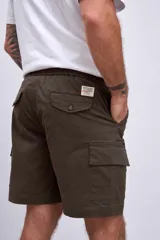 Bermuda color beige con bolsillos cargo laterales y cordón ajustable en la cintura.