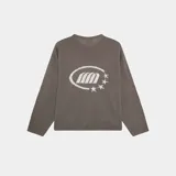 Sweater de tejido de punto con textura, color marrón, de corte oversize y manga larga. Presenta el logo de la marca estampado en el frente en color blanco.