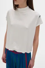 Blusa color crudo en rib de manga corta y cuello subido.