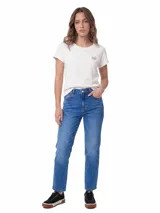 Pantalón de jean estilo clásico de tiro alto con diseño de cinco bolsillos y corte recto en la pierna, color azul indigo.