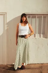 Falda larga asimétrica con diseño de rayas en tonos beige y verde oliva, confeccionada en tejido fluido.