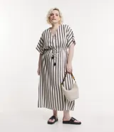 Vestido midi de viscosa con estampado a rayas verticales en blanco y negro, escote en V, mangas cortas y lazo ajustable en la cintura con cordón y borlas.