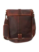 Maletín bandolera de cuero marrón con correa ajustable, cierre con hebilla y forro interior de poliéster reciclado.