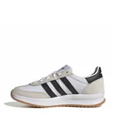 Championes Adidas Run 72S 2.0 de estilo urbano, con parte superior blanca combinada con paneles de gamuza en tono beige y las icónicas tres tiras laterales en negro. Presenta mediasuela blanca con tecnología Cloudfoam y suela de goma color caramelo.