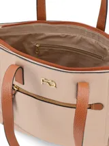 Cartera tipo shopper de cuero vacuno color nude con doble asa de hombro color marrón. Tiene logo metálico de la marca en el frente y cierre superior.