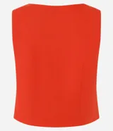 Chaleco de sastrería rojo con escote en V, sin mangas y cierre frontal con botones en contraste. Confeccionado en viscolino, de corte entallado y estilo elegante.