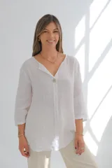 Camisa blanca de lino con mangas 3/4 y un botón grande.
