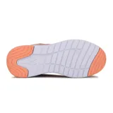 Championes deportivos Diadora modelo Vigata para mujer, color coral/naranja con detalles en gris y blanco. Presentan capellada de tejido de punto transpirable y suela gruesa blanca con capa gris.