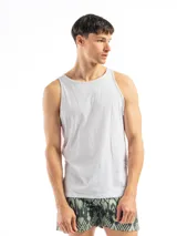 Musculosa clásica de corte recto, confeccionada en algodón, con cuello redondo y sisas amplias.