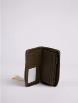 Billetera grande color verde oliva con textura símil cuero y cierre perimetral con cremallera.