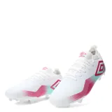 Championes de fútbol Umbro Vibe HG, color negro con detalles en gris. Presentan un diseño moderno con capellada sintética resistente, cuello tipo media para mayor ajuste y suela con tapones estratégicos para césped natural.