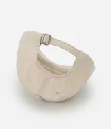 Gorra de béisbol color beige con visera curva y bordado frontal en color bordó que dice "Sport Club members only" y tres estrellas. Tiene cierre ajustable tipo strapback.