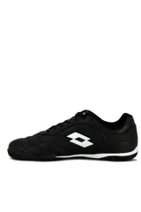 Zapatillas de fútbol sala Lotto modelo Lecce, color negro con el logo de la marca en blanco en el lateral y detalle con los colores de la bandera de Italia en los cordones.