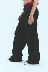 Jean de corte oversize y tiro medio-bajo, confeccionado en algodón, con diseño de cinco bolsillos y cierre frontal con botón metálico.
