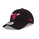 Gorra negra de New Era con logo de los Chicago Bulls bordado en rojo en el frente y logo de New Era bordado en rojo en el lateral.