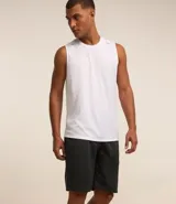 Bermuda deportiva modelo long, confeccionada en microfibra técnica de secado rápido. Presenta cintura elástica con cordón de ajuste interno y bolsillos laterales. Diseño liso de corte recto ideal para entrenamiento.