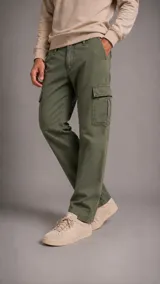 Pantalón cargo de gabardina en color verde militar, con corte recto, bolsillos laterales con solapa y cierre frontal con botón y cremallera.