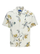 Camisa de manga corta con cuello resort y calce relajado. Confeccionada en viscosa, presenta un estampado floral en tonos azules y verdes sobre fondo color crema.