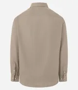 Camisa masculina de manga larga color beige, con cuello inglés y abotonado frontal. Corte comfort.