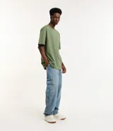 Pantalón de jean celeste, modelo baggy, con lavado dirty, efecto mármol y bolsillo cargo.